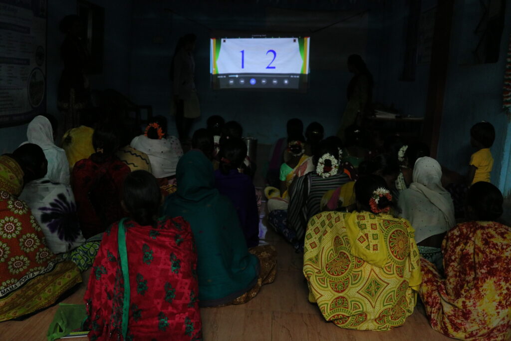 Elderly women learning through av presentation